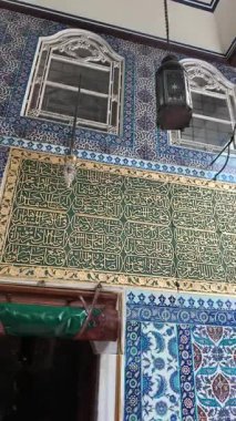 Tarihi bir camide güzel desenler ve el yazmaları keşfedin..