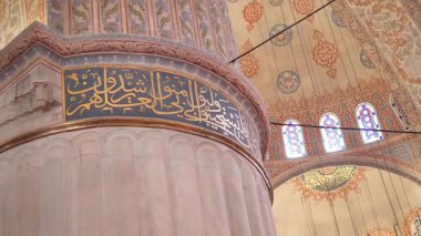 Tarihi bir camide güzel desenler ve el yazısı keşfedin..