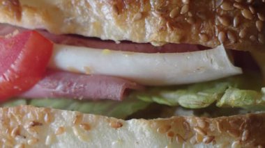 Taze et ve sebzelerle dolu lezzetli bir sandviçe yakından bakın..