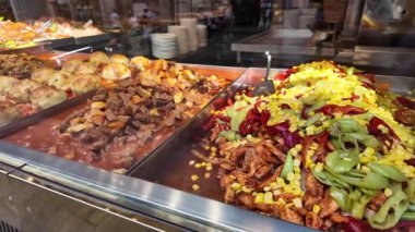 Lezzetli etler ve taze sebzeler bir yaz pazarında sergilenir..