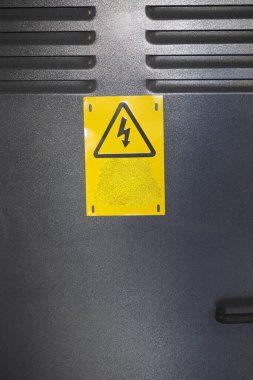 Parlak sarı uyarı işareti ekipmanlarda elektriksel tehlike olduğunu gösteriyor..