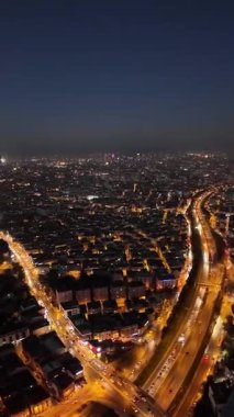 Çarpıcı hava manzarası şehir ışıklarını ve geceleri yoğun yolları gösteriyor..