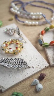 Güzel el yapımı mücevherler desenli yüzeylerde yaratıcı bir şekilde sergileniyor..