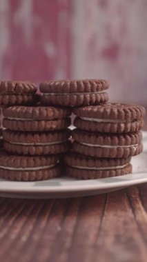 Çikolatalı kurabiyeler beyaz bir tabakta güzelce düzenlenir, herkesi baştan çıkarır..