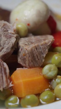 Tuzlu et güveci taze et ve renkli sebzeler içerir.