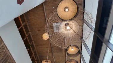 Tavandan sarkan güzel aydınlatma aksesuarları modern tasarımı geliştiriyor..