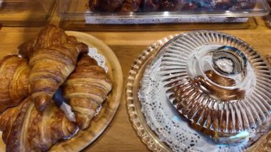 Sıcak bir fırında sergilenen taze kruvasan ve tatlı hamur işleri..