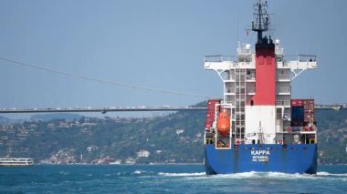 Bir kargo gemisi İstanbuls köprüsü yakınlarındaki Boğaz 'dan geçiyor..