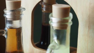 İçinde çeşitli içecekler bulunan cam şişeleri keşfedin..