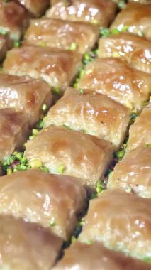 Hamur, fındık ve şurup katmanları ile baklava yapma sanatını keşfedin..