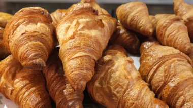 Kruvasanlar sıcak bir fırın vitrininde dikkatlice düzenlenir..