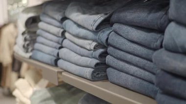 Renk ve tarzına göre dizilmiş kot pantolonları keşfet.