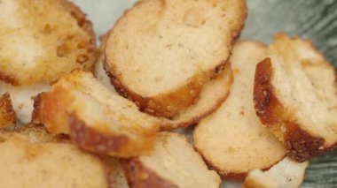 Ev yapımı ekmek dilimleri çıtır çıtır altın kahverengiye kızartılır. Atıştırmalıklar için mükemmeldir..