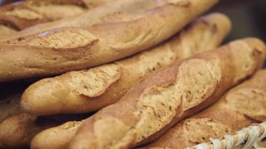 Sıcak bir fırına istiflenmiş taze ekmeğin tadını çıkarın..