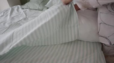 Nasıl etkili bir şekilde değişeceğini öğren ve temiz bir görünüm için çarşafları düzenle.