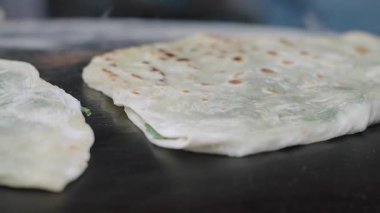 Taze pişmiş ekmeğin yüksek sıcaklıkta mükemmel pişirilmesini izleyin..