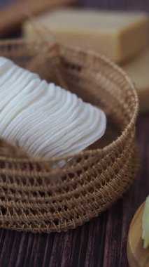 Pamuk pedleri dokuma sepetinde.