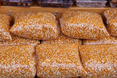 Yerel bir pazarda sergilenen sarı mısır taneleri.