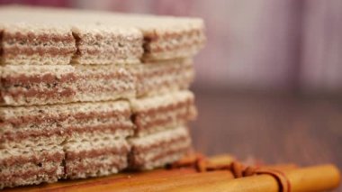 Yığılmış tatlı gofret katmanları çıtır çıtır dokularını ve lezzetlerini sergiliyor.