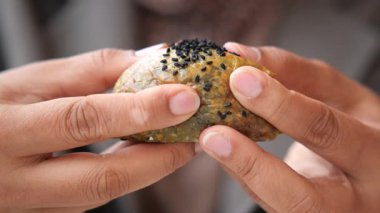 Bir insan baharatlarla dolu taze pişmiş bir hamur işi tutar..