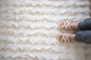 Evde kabarık bir halıda dinlenirken rahatlığın tadını çıkarıyorum..