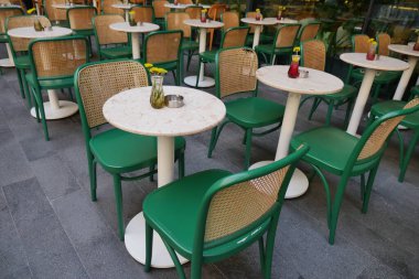 Renkli yeşil sandalyeler ve masalar dışarıdaki kafe için hazır..