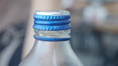 Bir su şişesi kapağının açılışına yakın çekim .