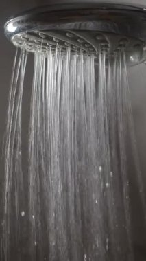 Duş başlığından akan su rahatlatıcı bir deneyim sağlıyor..