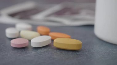 Masa yüzeyine çeşitli renkli besin maddeleri yerleştirilmiştir..