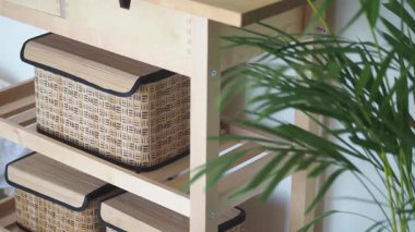 Küçük alanları şık depolama sepetleri kullanarak düzenlemek için zekice yollar keşfedin.