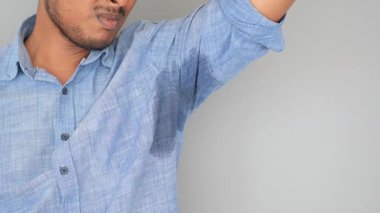 Sıcak günlerde gömlekleri temiz ve kuru tutmak için pratik ipuçları öğren..