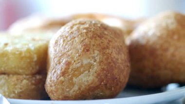 Bir pastanede hazırlanan ve servis edilen taze, altın pastanelerin tadını çıkarın..