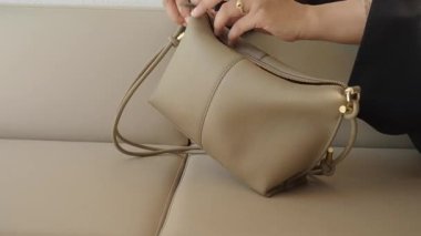 Bir el çantasının açılışı yakın plan.