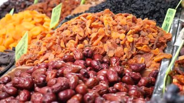 Renkli kurutulmuş meyve ve fındıklar düzgün bir pazar ortamında düzenlenir..