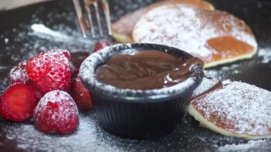 Taze çilek ve çikolata sosuyla servis edilen leziz kreplerin tadını çıkarın..