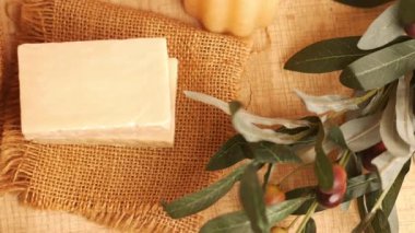 Doğal malzemeler kullanarak el yapımı sabun yapma sanatını keşfedin..