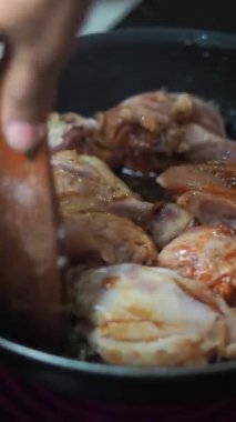 Tavuk butları tavada kızarıyor, lezzetli bir aroma ve lezzet yaratıyor..