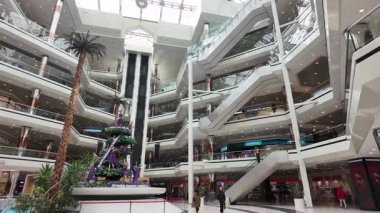 Parlak dekor ve birçok katlı geniş bir alışveriş merkezini keşfedin..