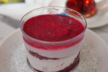 Kremalı beyaz ve tatlı böğürtlen kırmızısı aromalı katmanlı bir tatlı..