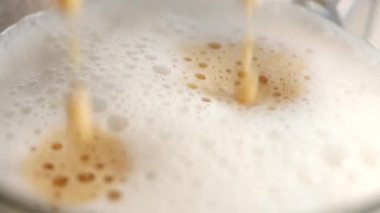 Bir kafede bir fincana dökülen taze kahvenin tadını çıkar..