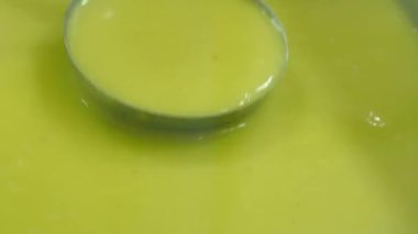 Şef taze malzemeler ve yeteneklerle zengin, kalın bir sos yapar..