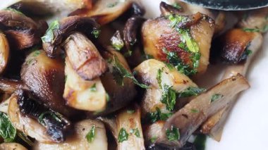 Lezzetli bir meze için bitkilerle mantar pişiriyorum..