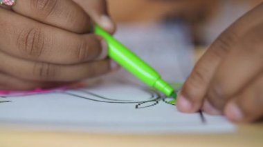 Çocuklar sınıftaki işaretlerle çizim ve boyamaya odaklanırlar..