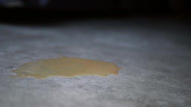 Düşük ışıkta yerde sıvı dökülmesi görülebilir..