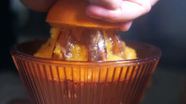 Meyve sıkacağı kahvaltıda canlı portakallardan taze meyve suyu çıkarır..