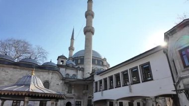 İstanbul 'da açık mavi gökyüzünün altında güzel bir cami keşfet.