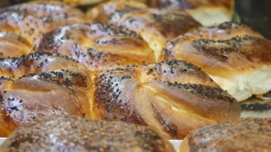 Fırıncılar yoğun bir mutfakta lezzetli, altın ekmekler hazırlıyorlar..