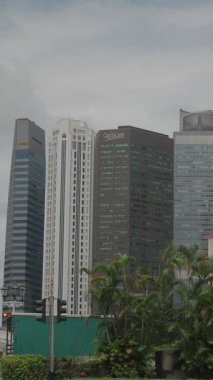 Bulutlu bir günde yüksek binalar şehir siluetine hakim olur..