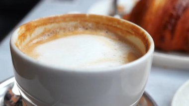 Hoş bir kafe ortamında dinlenirken zengin kahvenin tadını çıkarmak..