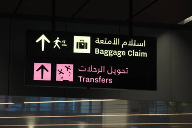 Tabela bagaj teslimatını ve havaalanının içerisindeki konumları gösteriyor..